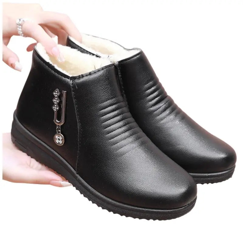 Botas Femininas Cano Baixo com Pelúcia - Preta - Vilumagazine